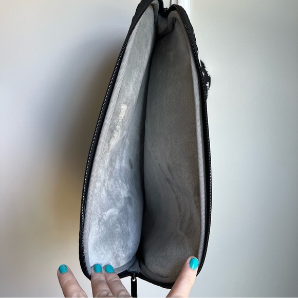 Floral Laptop Sleeve with Daisy Pattern - Picture 3 of 5